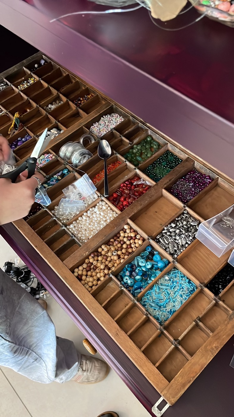 Perlebakke med perler, sten og tilbehør i mange farver
